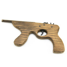 disparando pistolas de juguete para niños